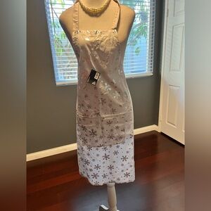 New Snowflake Pattern Apron Silver and White with Pockets.